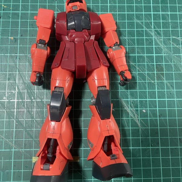 去年、ジャンクで買ったザクを復活させたいと思います😊どうなることやら、、、プラ板とパテでいじり始めました。（2枚目）