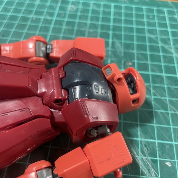 去年、ジャンクで買ったザクを復活させたいと思います😊どうなることやら、、、プラ板とパテでいじり始めました。（3枚目）