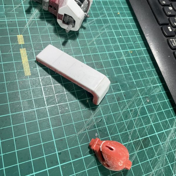 去年、ジャンクで買ったザクを復活させたいと思います😊どうなることやら、、、プラ板とパテでいじり始めました。（4枚目）