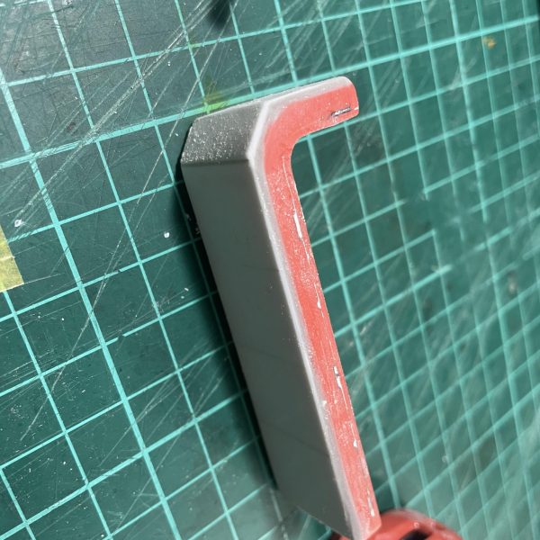 去年、ジャンクで買ったザクを復活させたいと思います😊どうなることやら、、、プラ板とパテでいじり始めました。（6枚目）