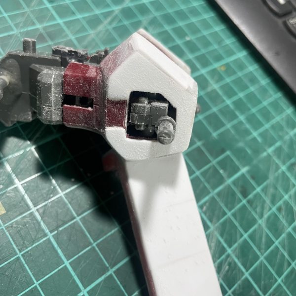 去年、ジャンクで買ったザクを復活させたいと思います😊どうなることやら、、、プラ板とパテでいじり始めました。（5枚目）