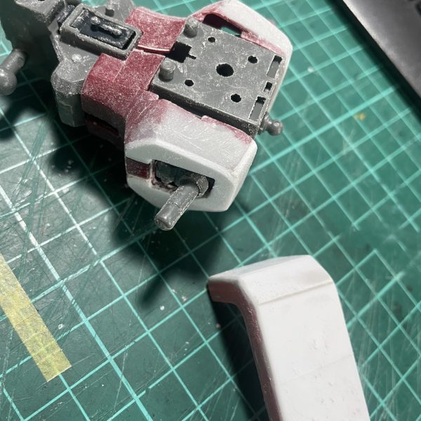 去年、ジャンクで買ったザクを復活させたいと思います😊どうなることやら、、、プラ板とパテでいじり始めました。（7枚目）