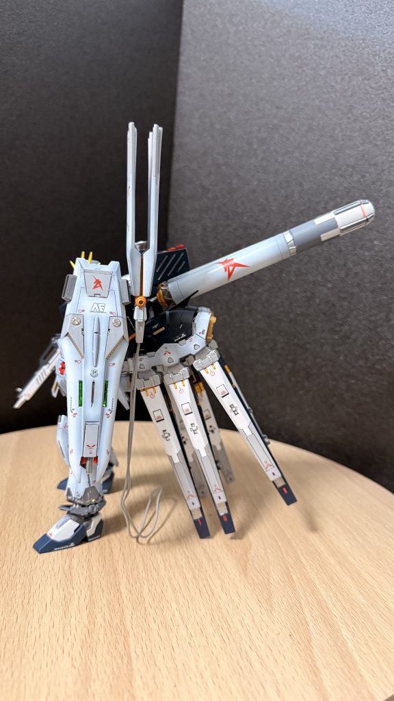 以下仮想ストーリーアクシズを押し返したあの瞬間、光の奔流はアムロの限界を超えて膨らみ、彼の肉体は静かに粒子の海へ溶けていった。しかし意識は消えなかった。無重力の闇に浮かびながら、彼はサイコフレームの共鳴が生み出す“想いの渦”の中で、ひとつの輪郭を保っていた。——まだ、終わらせるわけにはいかない。魂となったアムロは、時さえ曖昧な空間を漂った。そこに流れているのは、人々の祈り、怒り、恐れ、願い。戦争の記憶が幾重にも折り重なり、光として脈打っている場所だった。ララァの声の残響、仲間たちの叫び、幼い頃に見た地球の空の輝き……それらすべてが彼の意識に触れてくる。