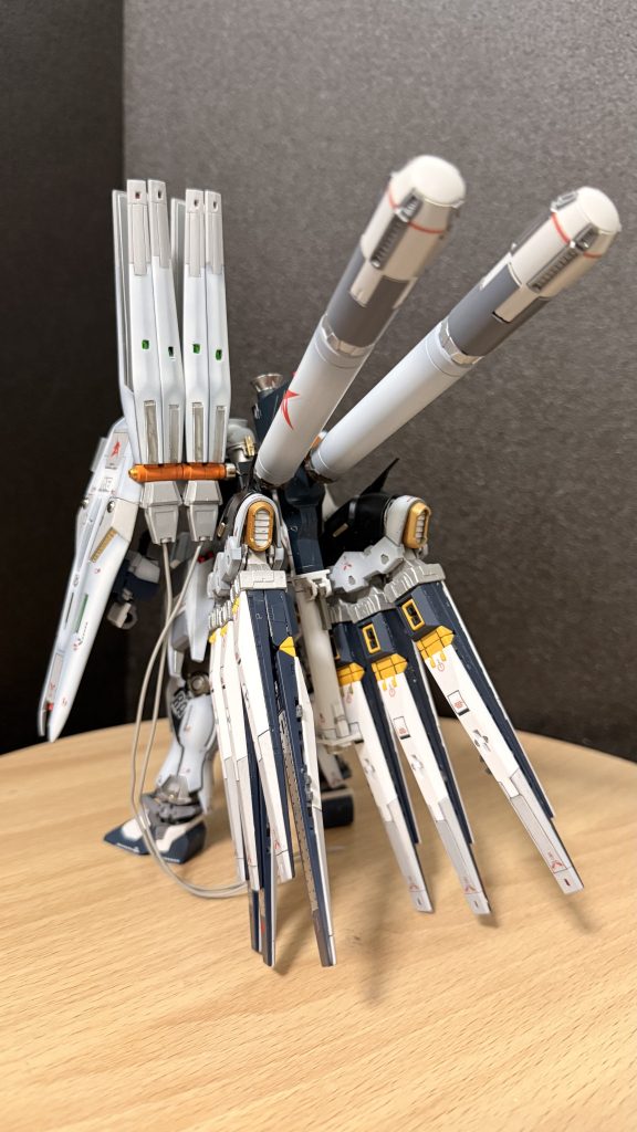 アムロは悟った。争いは形を変えて続く。だが、人は何度でも“もう一度やり直そう”と願う。その願いがある限り、自分は消えるわけにはいかなかった。漂流する意識がやがて近づいたのは、淡い光に包まれた“器”。未完成のモビルスーツ——ナラティブガンダム。その内部には、かつてのνガンダムに似たサイコフレームの響きがわずかに宿っていたが、光は弱く、揺らいでいた。しかし、そのフレームの奥から微かな“想念”がアムロに触れた。それは若いパイロット、ヨナ・バシュタの心だった。喪失への痛み、許しを求める叫び、守れなかった者への後悔——しかしその奥底には、誰かを救いたいと願う純粋な意志があった。「迷っているな。でも……まだ折れていない」アムロはその心の震えに語りかけた。ヨナには聞こえない。だが魂と魂は確かにつながった。