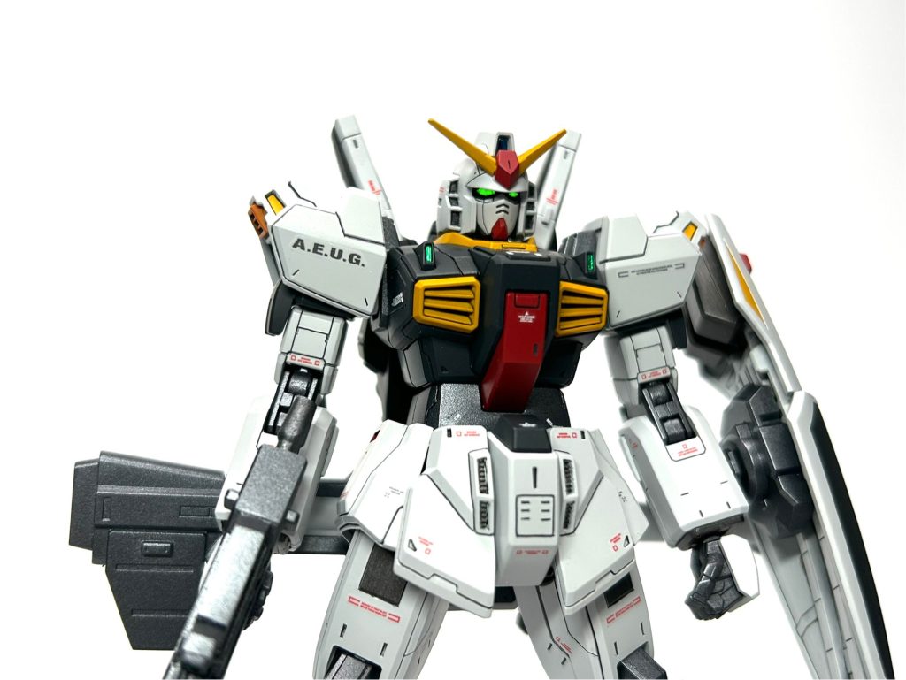 フェイスは兜の頬の部分を薄く削り、頬の縦のラインも変更。肩の省略された黄色い部分も彫って再現しました。