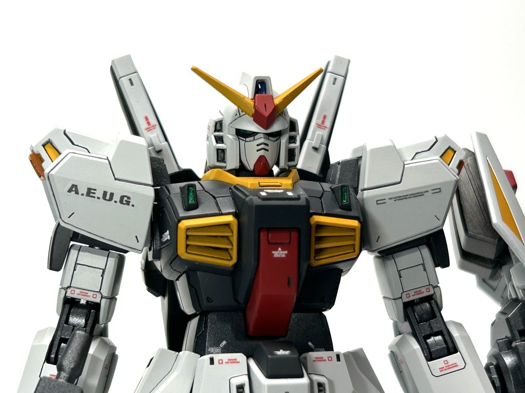 よーく見るとフェイス部分の墨入れの拭き取りが甘かった…😓撮影後に気付いたのでもうこのままです😭あと今回ツインアイが光らないのでサムネは加工しております🙇