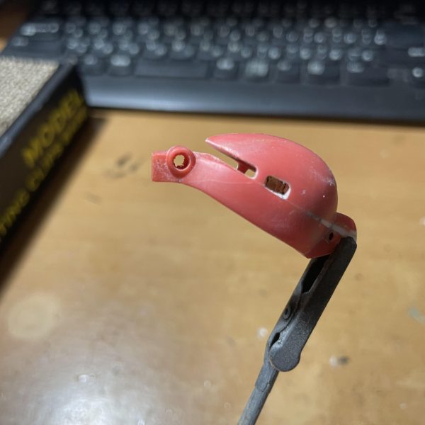 頭と胸部はこんな感じです。細かい部分はこれから修正します。シールドには装甲を追加してくっつけた感じで、線がある方が自分の好みです。肩アーマーはエポパテを盛ってこれから形を整えていきます😊（2枚目）