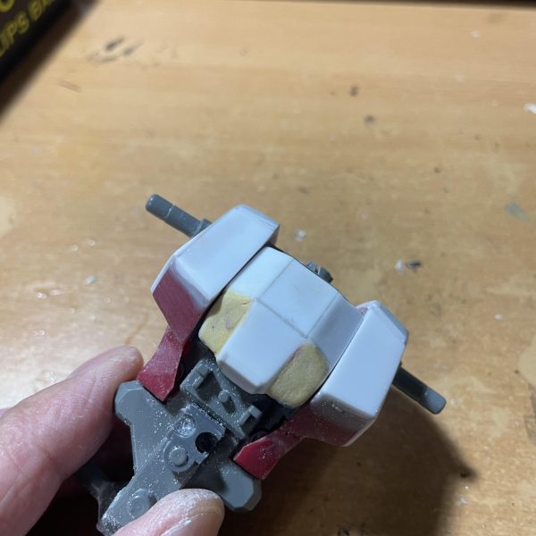 頭と胸部はこんな感じです。細かい部分はこれから修正します。シールドには装甲を追加してくっつけた感じで、線がある方が自分の好みです。肩アーマーはエポパテを盛ってこれから形を整えていきます😊（4枚目）