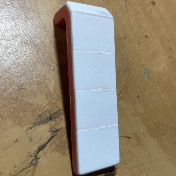 頭と胸部はこんな感じです。細かい部分はこれから修正します。シールドには装甲を追加してくっつけた感じで、線がある方が自分の好みです。肩アーマーはエポパテを盛ってこれから形を整えていきます😊（5枚目）