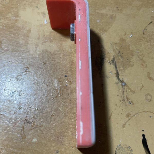 頭と胸部はこんな感じです。細かい部分はこれから修正します。シールドには装甲を追加してくっつけた感じで、線がある方が自分の好みです。肩アーマーはエポパテを盛ってこれから形を整えていきます😊（7枚目）