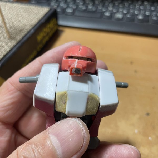 頭と胸部はこんな感じです。細かい部分はこれから修正します。シールドには装甲を追加してくっつけた感じで、線がある方が自分の好みです。肩アーマーはエポパテを盛ってこれから形を整えていきます😊（3枚目）