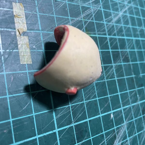 頭と胸部はこんな感じです。細かい部分はこれから修正します。シールドには装甲を追加してくっつけた感じで、線がある方が自分の好みです。肩アーマーはエポパテを盛ってこれから形を整えていきます😊（6枚目）