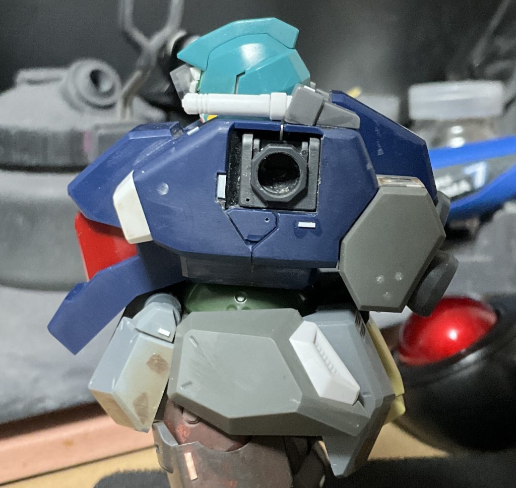 グスタフカールの脇腹はいかにもプラモの都合の分割ディテールって感じで格好良く無かったのでスジボリ追加。下段の方はカットして接着して埋めて一体の□パーツに変更。