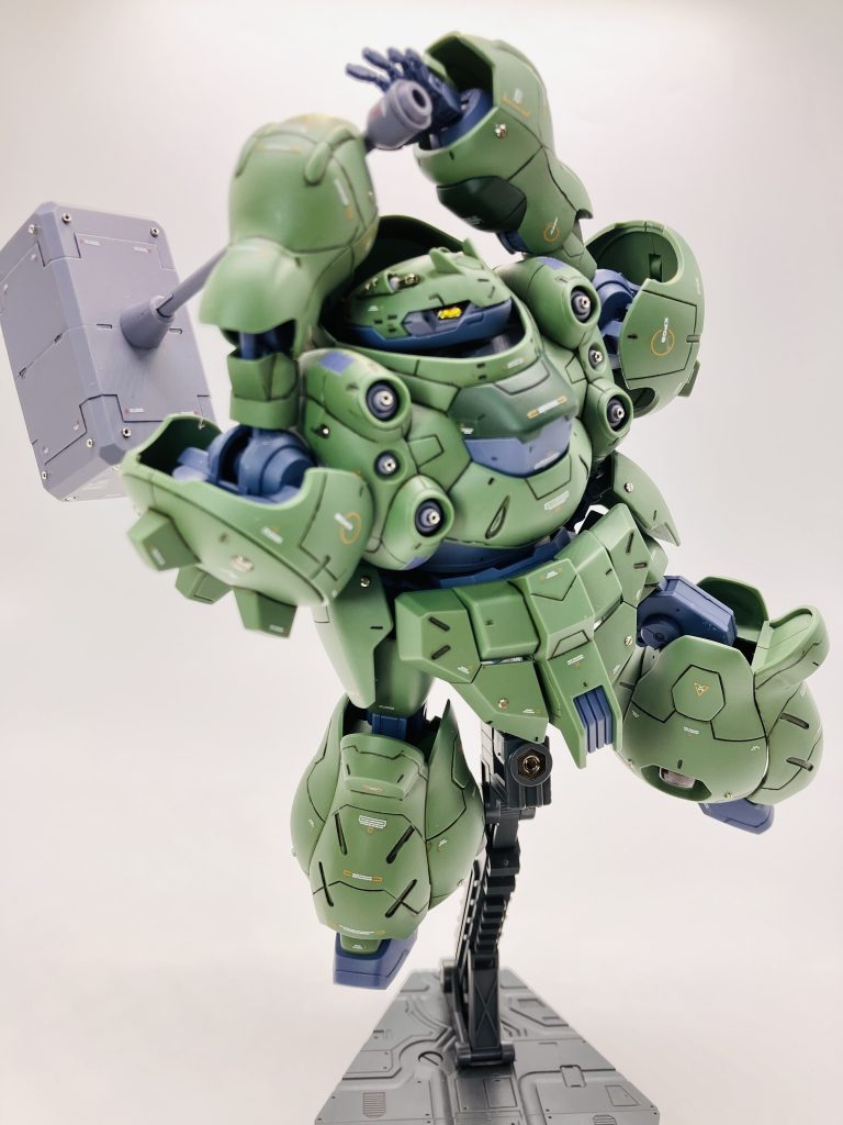 「そおぉいッ！」みたいなポージングも決まります。下半身の稼働は限られますが。デカール、メタルパーツともにギリギリ下品にならない手前（？）でバランスとったつもりなんですが、まだまだ足せたかな？と撮影中😝