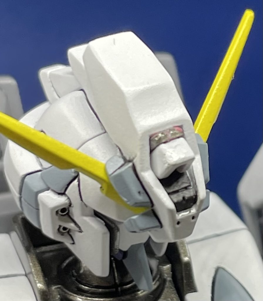 キツいくらいが丁度良いと思い、指に伝わる感覚を無視して押し込み割ってしまいました　このピンクは、ボンドでくっつけた時の名残りです。