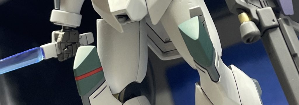 左手でもバッタイモジャに持ってもらうために、ビームサーベルは着脱できるようにしてます。丁度いい角度で接着できました。