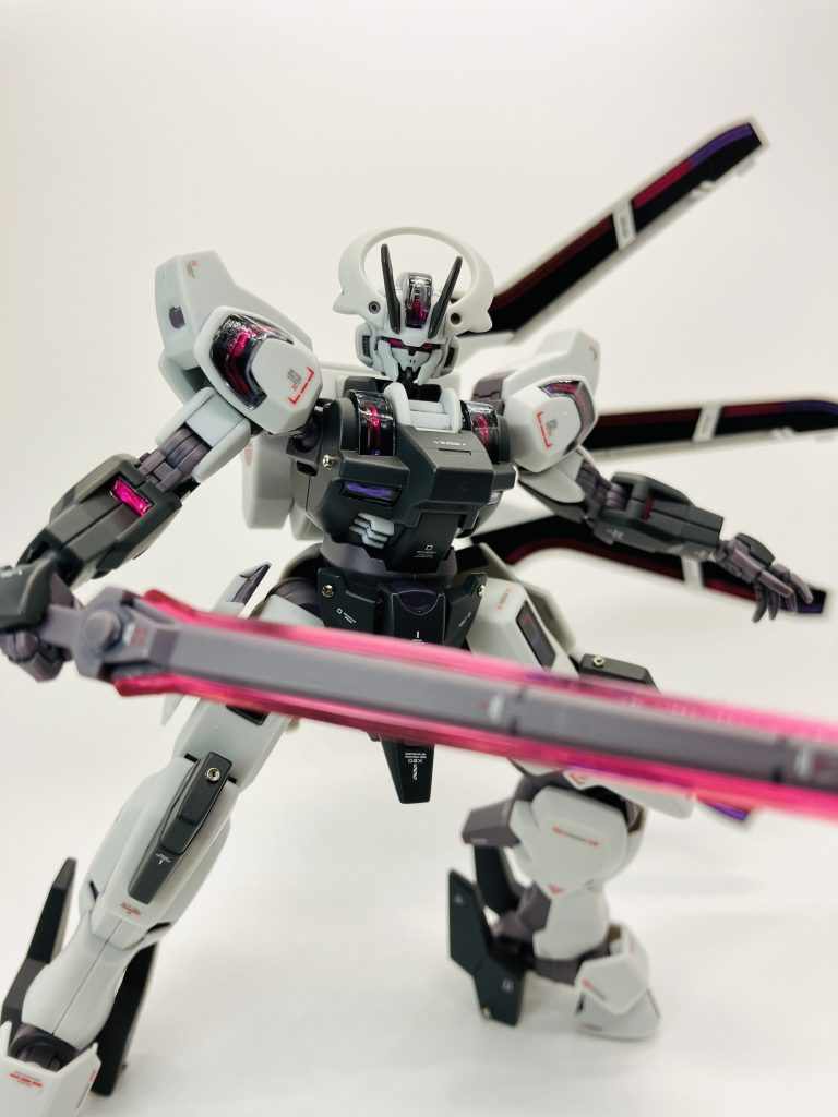 ビーム刃のパーツもクリアーでコートしたのですが剣のパーツとのクリアランスを考慮していなかったので取り付けに苦労しました😥なので、剣先が広がるという予想外の展開に😂