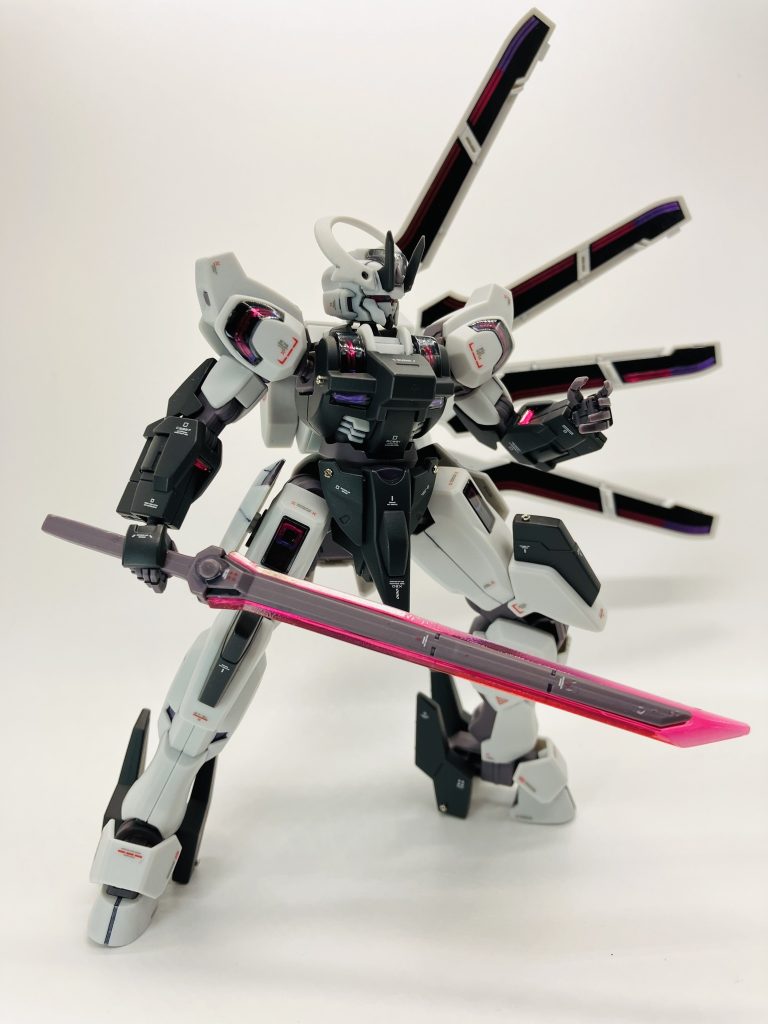 νガンダムを彷彿とさせるアシンメトリーな武装展開に胸熱🤤羽根のように取り付けることも出来る遊び範囲の広さも凄いです🙆‍♀️