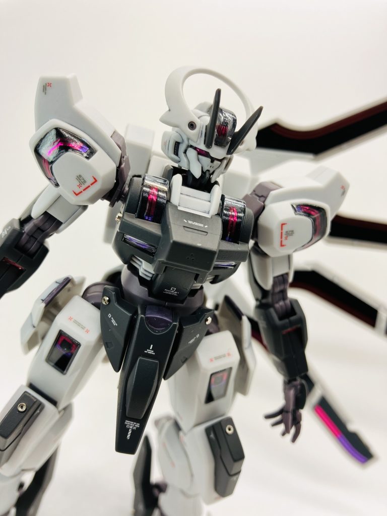 パーメットスコアが上がると光るパーツ（語彙力😤、シェルユニットでしたっけ？）は、シールの赤紫の部分だけレジン液塗布で少し立体的にしようとしてます、見えますかね？🥳クリアーパーツはコンパウンドやらクリアーコートで透過率上げて。