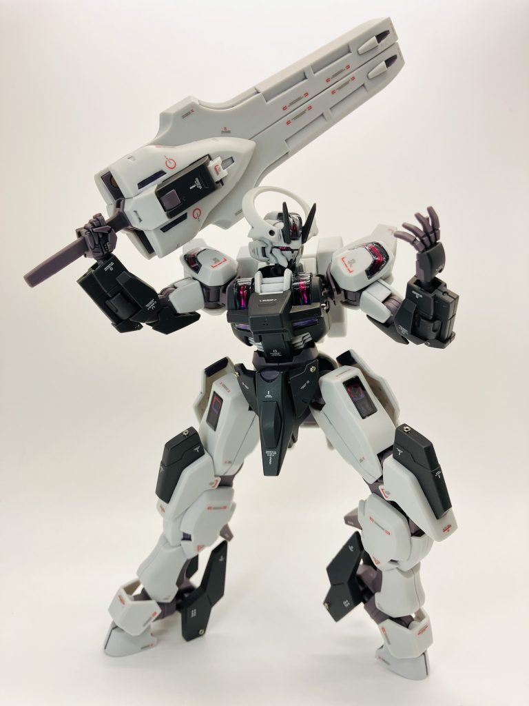 ほぼツートンカラーのシックなカラーリングなので、差し色がわりに少し主張の強いデカールをペタペタ😚