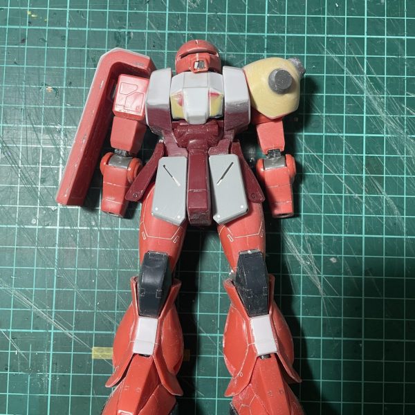 ここまで来てとりあえずの仮組。まだ洗浄していないので、削りカスだらけ。全体のバランスを見ると足が長すぎる気がするけど、どうなんだろう。腰アーマーを延長するか、太ももを短くするか、考えます。もろもろ干渉するところもあるし、左肩アーマーの形やトゲもどうしようかな。（2枚目）