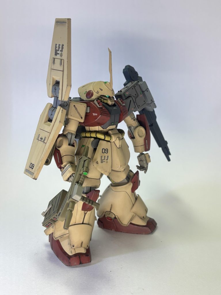 左肩にすーぱーふみなのビームキャノンを接続する基部をプラ板で作成しました。両足にミサイル基部をプラパイプで作成しました。クオリティーはそれなりです。こういったところをしっかり作れば見栄えがより良くなるんでしょうね。