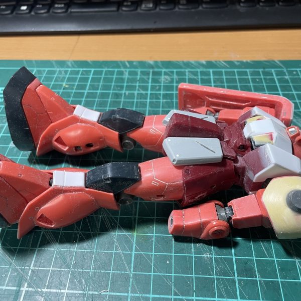 ここまで来てとりあえずの仮組。まだ洗浄していないので、削りカスだらけ。全体のバランスを見ると足が長すぎる気がするけど、どうなんだろう。腰アーマーを延長するか、太ももを短くするか、考えます。もろもろ干渉するところもあるし、左肩アーマーの形やトゲもどうしようかな。（3枚目）