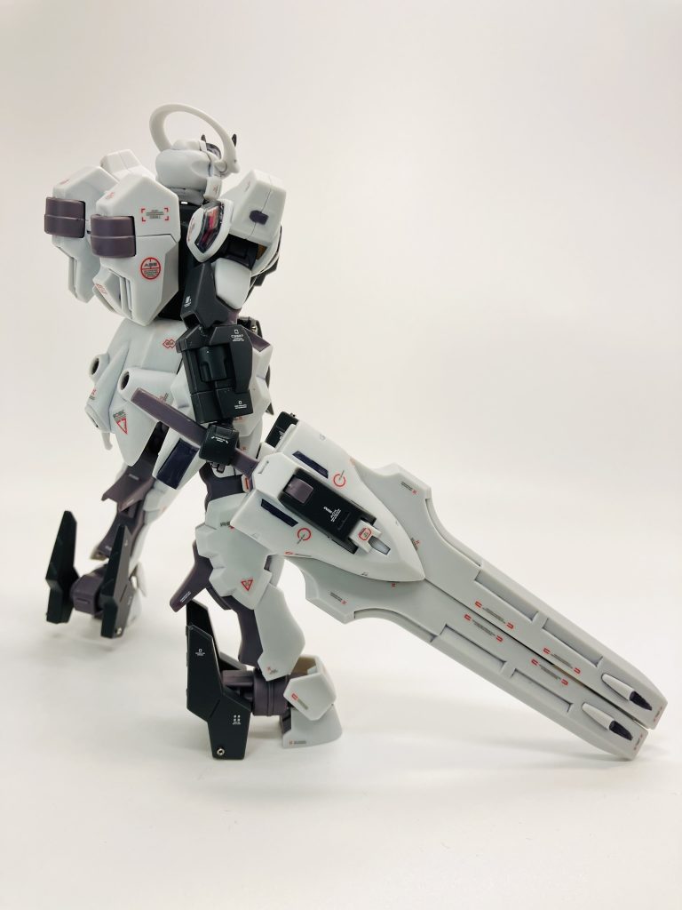 背面にプラットフォームガーディアン並べる方が好きなので、撮った後、飾る時は戻してと思ってましたが、この大剣仕様もいいですね👍最新のガンプラということで作りやすさも最高、間違いにくく、間違っても手軽にやり直せて稼働も確保、で安い、バンダイの変態技術ですよ🥴