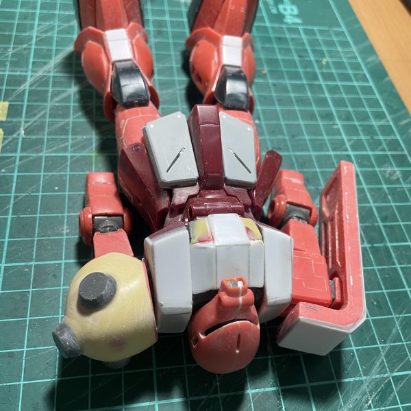 ここまで来てとりあえずの仮組。まだ洗浄していないので、削りカスだらけ。全体のバランスを見ると足が長すぎる気がするけど、どうなんだろう。腰アーマーを延長するか、太ももを短くするか、考えます。もろもろ干渉するところもあるし、左肩アーマーの形やトゲもどうしようかな。（4枚目）