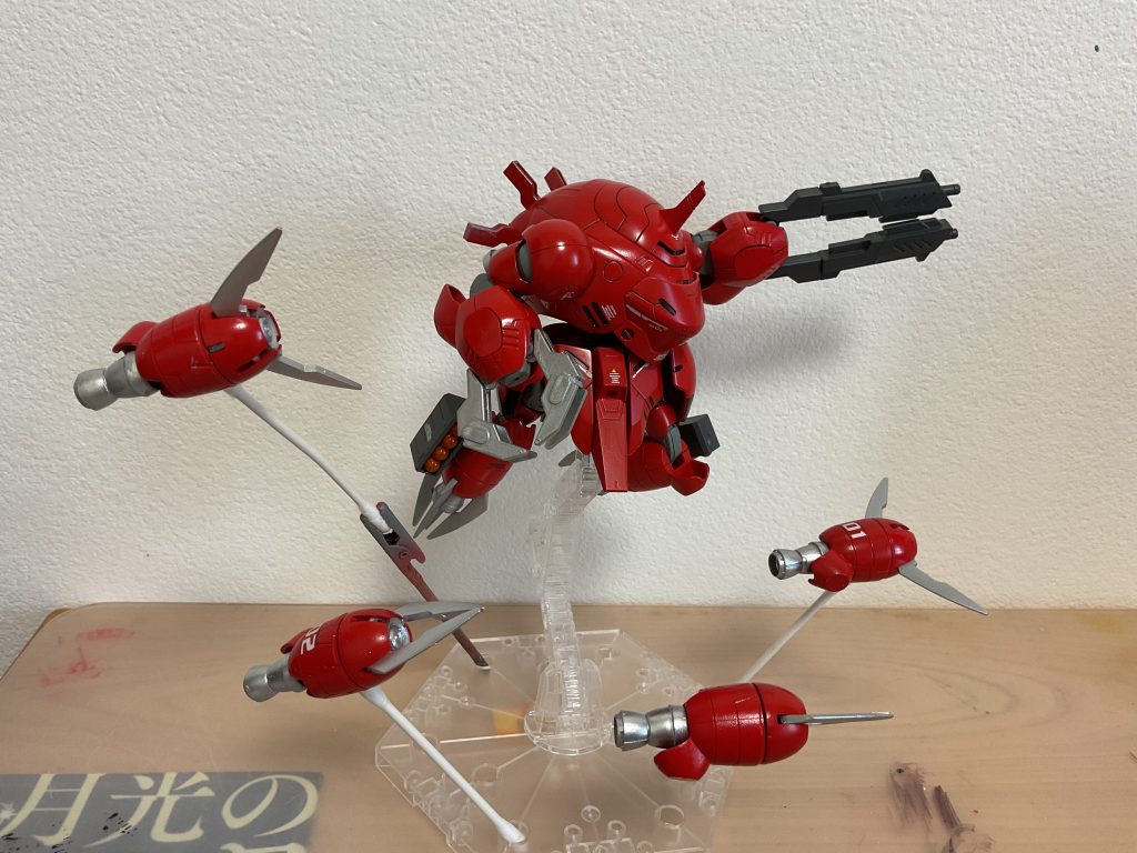 この機体足と腕を逆に配置しててマニュピレーターがないんですよねなのでその代わり武器腕にしました。左腕はダブルマシンガン　敵がファンネルに気を取られているときに予想外のところから打って撃墜って感じもアリ⁉︎