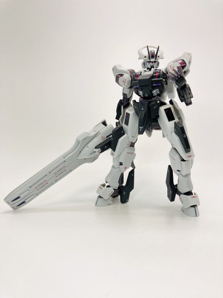 メタルパーツは控え目に、デカールは多い目に😙近代的なデザインのガンダムですが、牛のヒヅメみたいな爪先がグッドデザイン👌