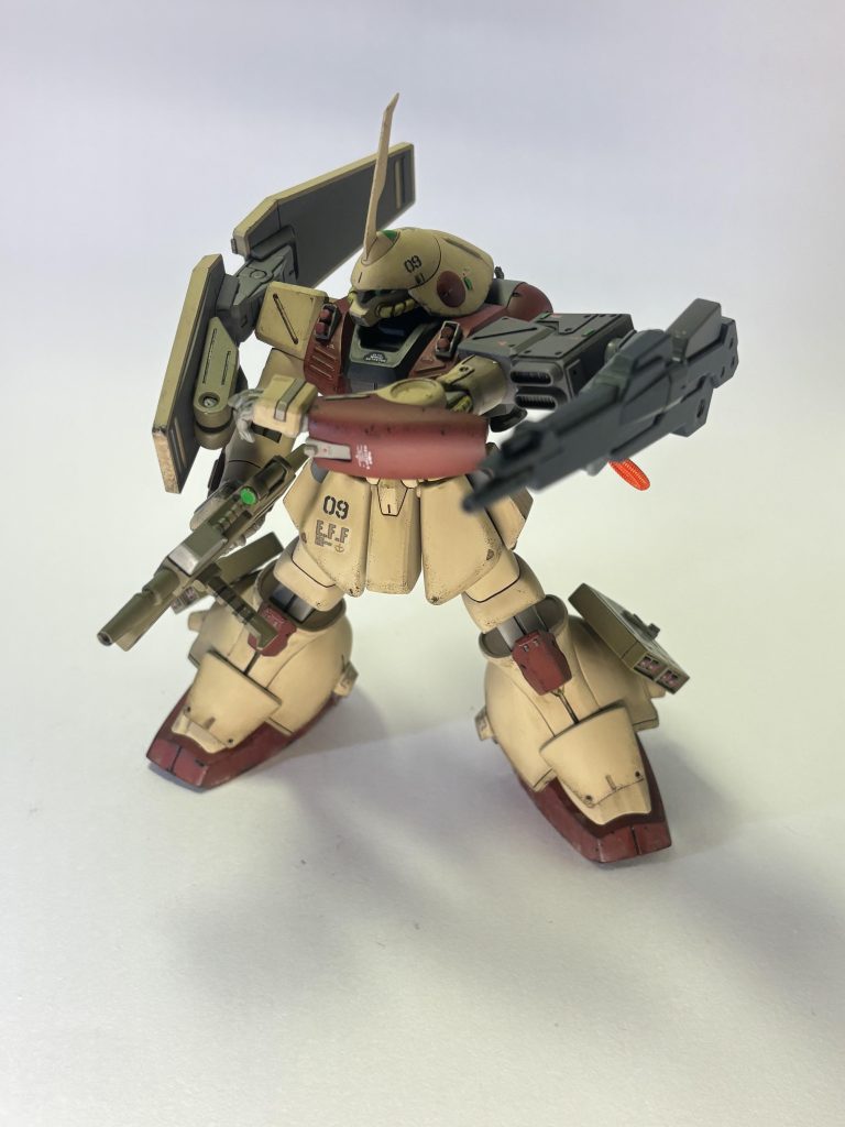 シールド裏にあったサーベルラックはビームライフルのエネルギーパックのラックに変更しました。エネルギーパックはプラ板で新造して磁石で接続しています。