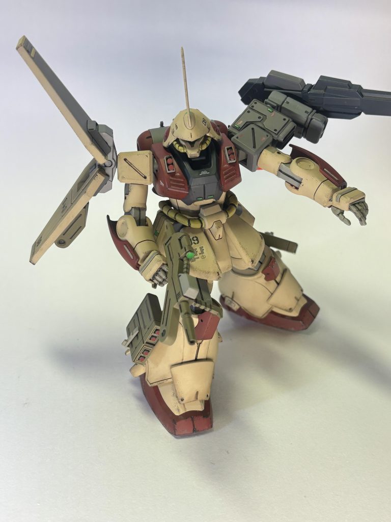 カラーは陸戦型ジムを参考にして幾分か汚しを入れています。初めてスポンジでポンポンしてみましたがこれは面白いです。今後もやってみます。