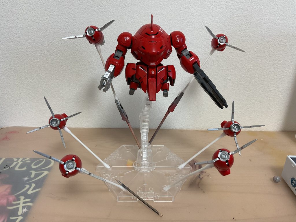 ジオング形態になることで脚もファンネルとして使うことができます。