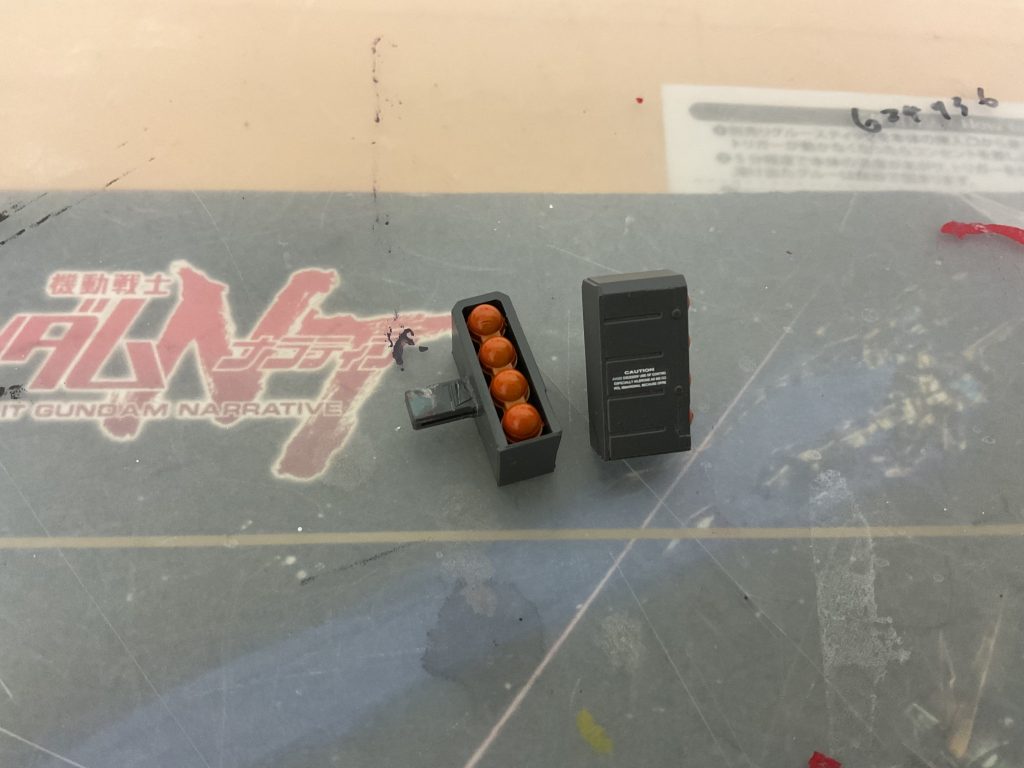 ミサイルポッド実弾ではなく先行弾と煙幕の二種二発ずつです