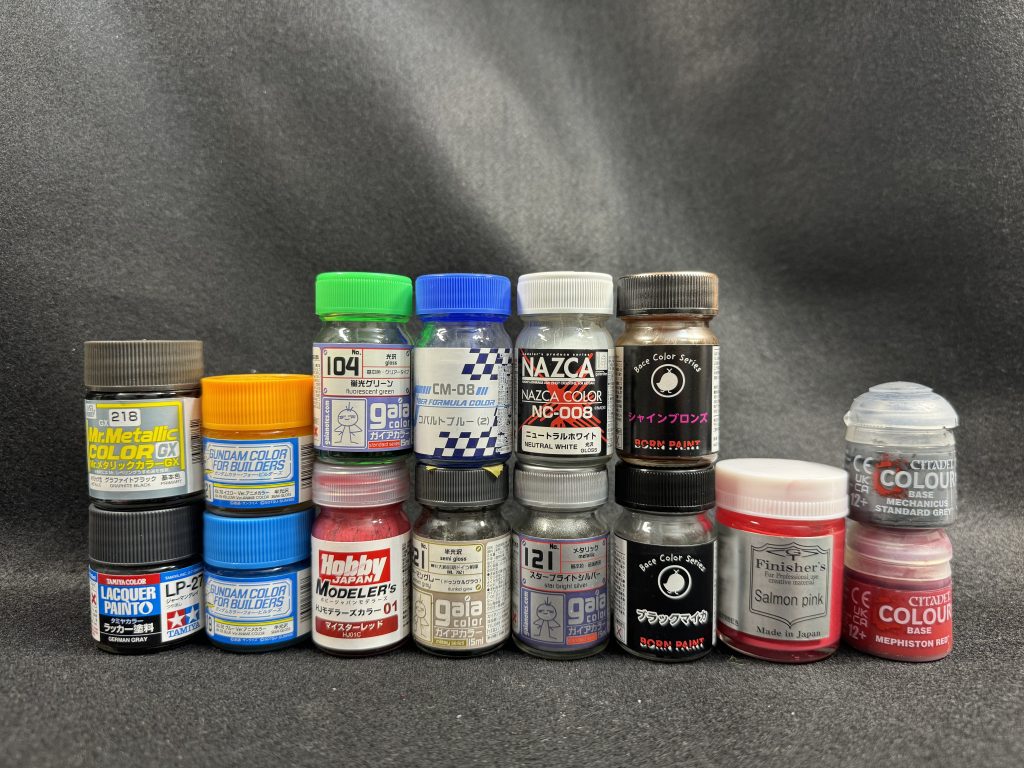 今回使用した塗料です。ビームライフルをクレオスのグラファイトブラックで塗ってみたら、フレームとは違う色になり、いい感じに区別できました。