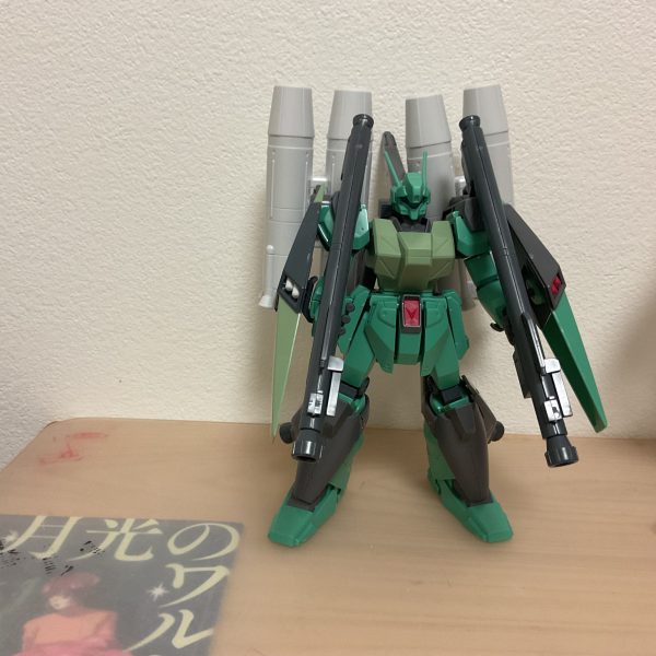 私がプロトスタークジェガンに乗るならどんなカスタマイズにするかを考えているのですが、私一人だけ乗る設定なので複座式か一人席か迷ってます。とりまシールドとバズーカは2本ずつカラーは青系かな。久しぶりにハニカムマスキング使おうか思案中。個人的にはエコジェの増加装甲案が1番いいかも（3枚目）