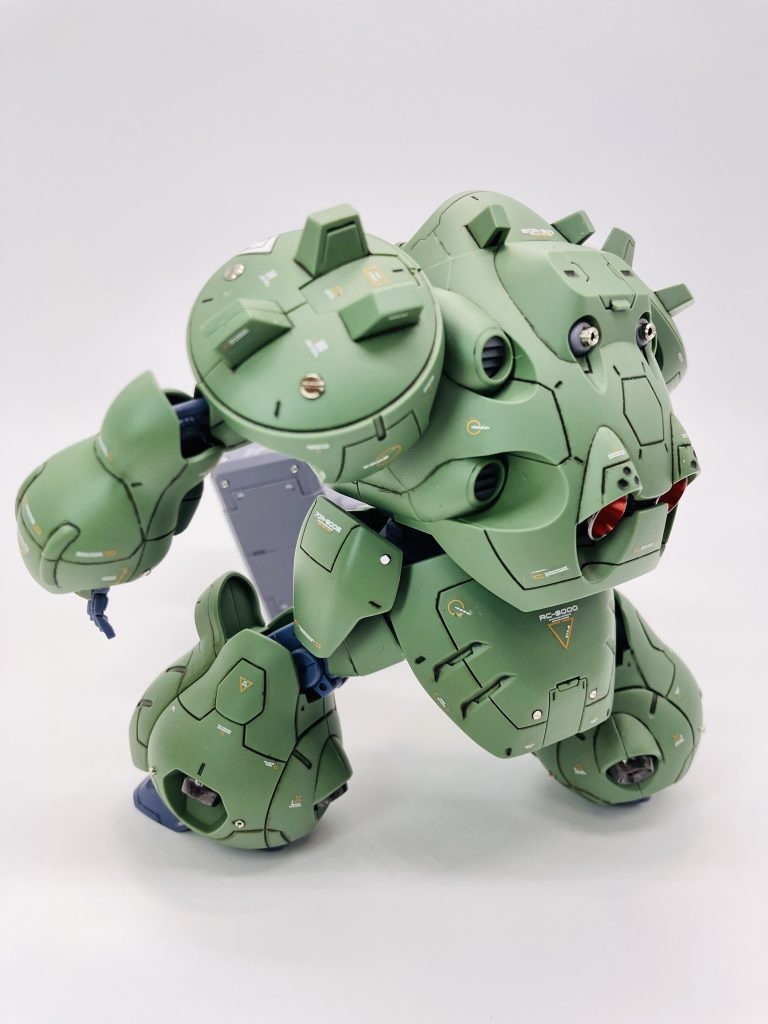 この🦀スベスベマンジュウ蟹みたいな背中もたまりませんね🤩ていうか可愛すぎて😘バーニアの類はいつものメッキシルバーではなく、ヘビーガンメタリックで抑えて。