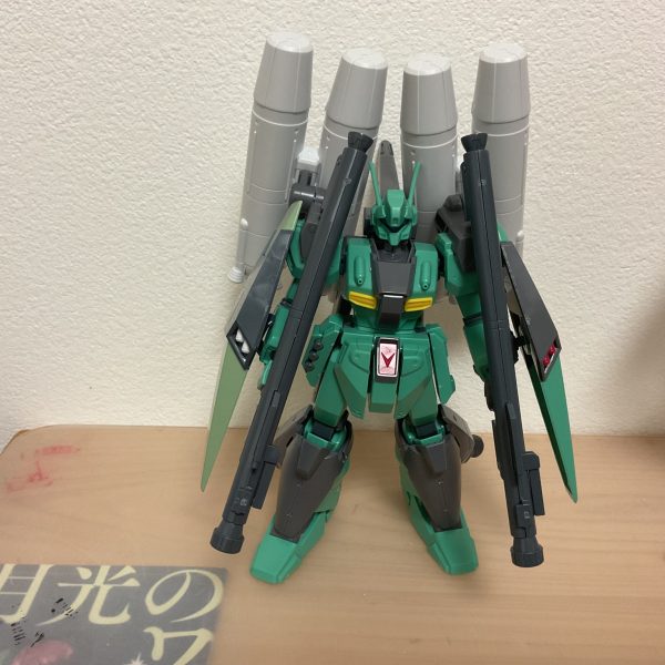 私がプロトスタークジェガンに乗るならどんなカスタマイズにするかを考えているのですが、私一人だけ乗る設定なので複座式か一人席か迷ってます。とりまシールドとバズーカは2本ずつカラーは青系かな。久しぶりにハニカムマスキング使おうか思案中。個人的にはエコジェの増加装甲案が1番いいかも（2枚目）