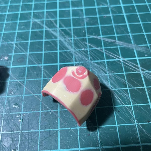 プラ板&エポパテ&瞬間硬化パテの加工にジャンクパーツをくっ付けました😊前回考えていた太もものカットは構造上、俺の技術では難しいと判断して断念しました。左肩アーマーは裏打ちしてから削り出して角張った感じに修正。サイコザクのトゲをパーツ注文したので、到着待ちです。（2枚目）