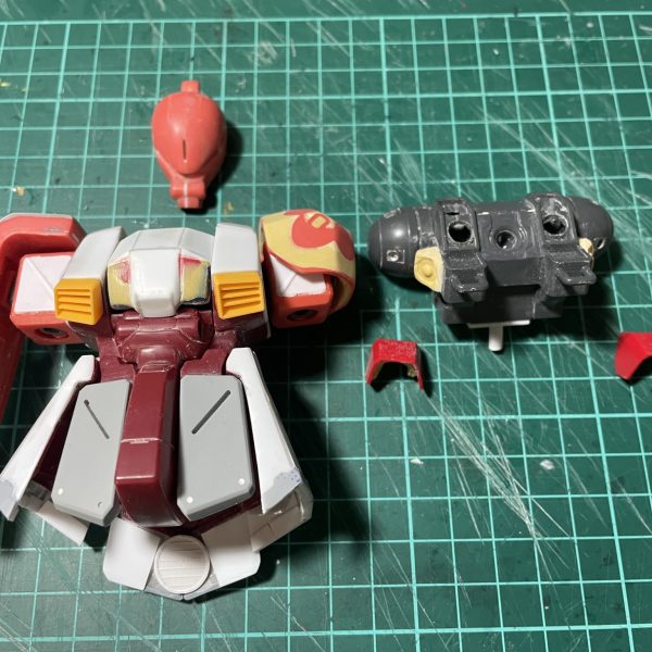 細かいディテールはこれからですが、ボディと肩はこんな感じで行こうかと。バックパックはこれまたジャンクで手に入れたHGのサイコザク用をいじって使います。（2枚目）