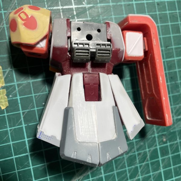 細かいディテールはこれからですが、ボディと肩はこんな感じで行こうかと。バックパックはこれまたジャンクで手に入れたHGのサイコザク用をいじって使います。（3枚目）