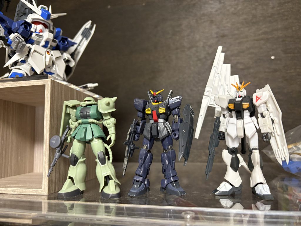 塗装前アサルトキングダム、サイズの割に無塗装でも良い感じ、稼働も中々良くて結構集めてました。(画像左上のBBも触り始めて半年以上放置)