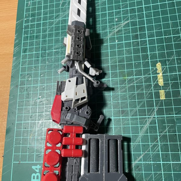 復活したザクに持たせる武器をでっちあげ中😊とにかく大きく❗️と考えてコトブキヤのMSGにゴテゴテと貼り付け。砲身のガード&冷却カバーをプラ板で製作。もう少し修正は必要ですが、大体は完成。肩アーマーのトゲが届いたのでくっつけてみました。まだ削りカスが残っていますが、マイナスモールドを埋め込んでみました。（5枚目）