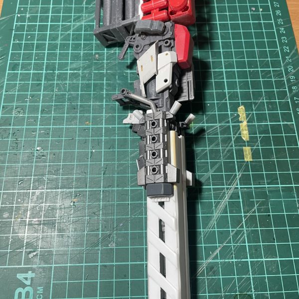 復活したザクに持たせる武器をでっちあげ中😊とにかく大きく❗️と考えてコトブキヤのMSGにゴテゴテと貼り付け。砲身のガード&冷却カバーをプラ板で製作。もう少し修正は必要ですが、大体は完成。肩アーマーのトゲが届いたのでくっつけてみました。まだ削りカスが残っていますが、マイナスモールドを埋め込んでみました。（6枚目）