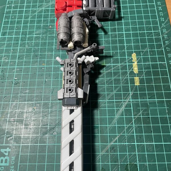 復活したザクに持たせる武器をでっちあげ中😊とにかく大きく❗️と考えてコトブキヤのMSGにゴテゴテと貼り付け。砲身のガード&冷却カバーをプラ板で製作。もう少し修正は必要ですが、大体は完成。肩アーマーのトゲが届いたのでくっつけてみました。まだ削りカスが残っていますが、マイナスモールドを埋め込んでみました。（3枚目）