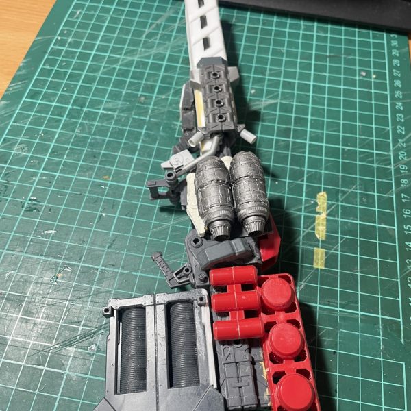 復活したザクに持たせる武器をでっちあげ中😊とにかく大きく❗️と考えてコトブキヤのMSGにゴテゴテと貼り付け。砲身のガード&冷却カバーをプラ板で製作。もう少し修正は必要ですが、大体は完成。肩アーマーのトゲが届いたのでくっつけてみました。まだ削りカスが残っていますが、マイナスモールドを埋め込んでみました。（2枚目）