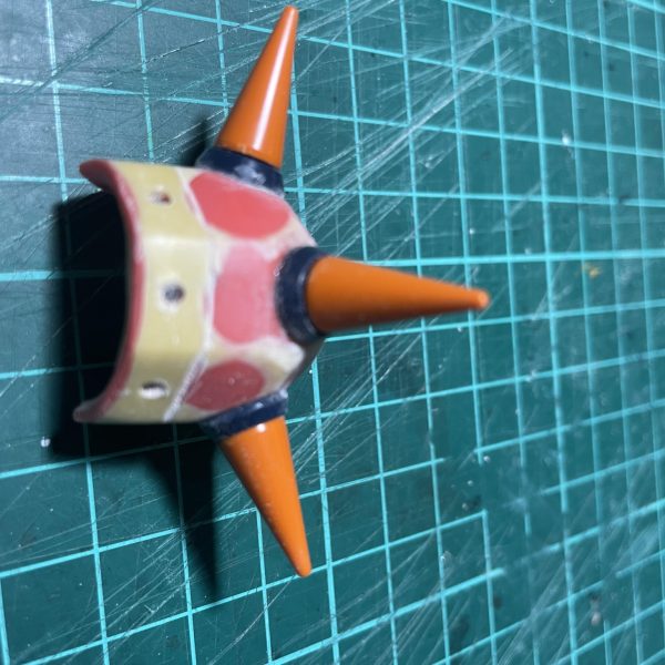 復活したザクに持たせる武器をでっちあげ中😊とにかく大きく❗️と考えてコトブキヤのMSGにゴテゴテと貼り付け。砲身のガード&冷却カバーをプラ板で製作。もう少し修正は必要ですが、大体は完成。肩アーマーのトゲが届いたのでくっつけてみました。まだ削りカスが残っていますが、マイナスモールドを埋め込んでみました。（4枚目）