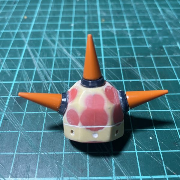 復活したザクに持たせる武器をでっちあげ中😊とにかく大きく❗️と考えてコトブキヤのMSGにゴテゴテと貼り付け。砲身のガード&冷却カバーをプラ板で製作。もう少し修正は必要ですが、大体は完成。肩アーマーのトゲが届いたのでくっつけてみました。まだ削りカスが残っていますが、マイナスモールドを埋め込んでみました。（7枚目）