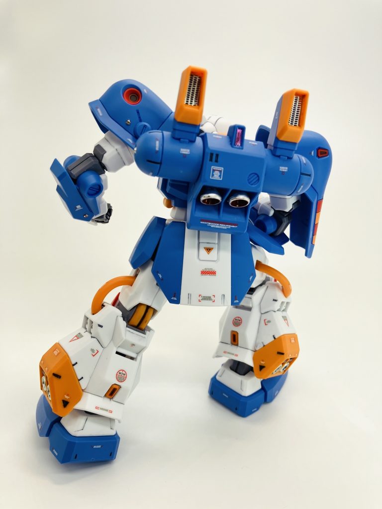 背面の角形バーニアは加工もしやすく目立って良かったです😋シルバー部分はシャインシルバーのガンダムマーカー、モノアイや各部センサーは付属のシールにレジン液塗布、定番の作業😁